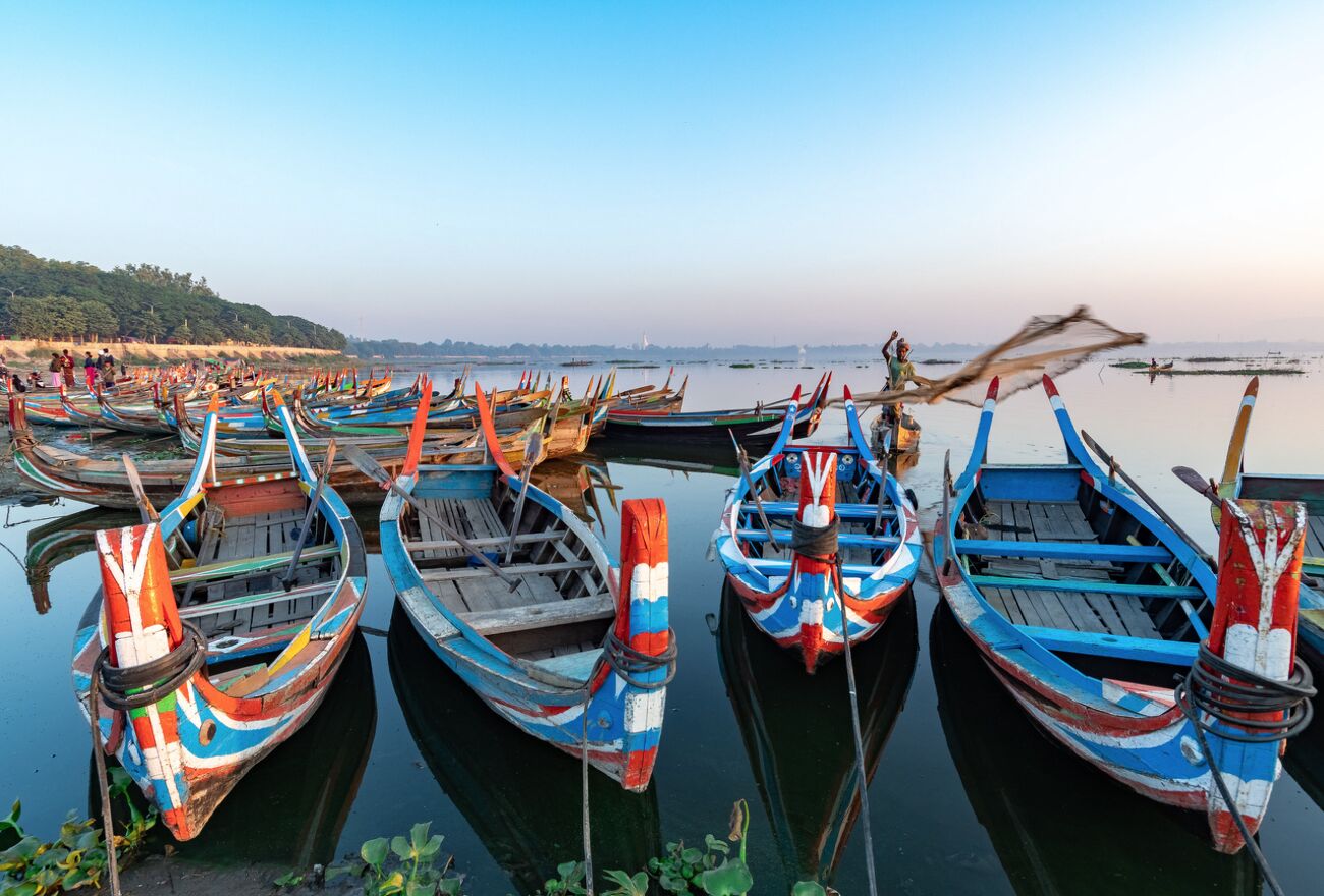 Bateaux de pêche traditionnels au lac Taung Tha Man à Amarapura en Birmanie