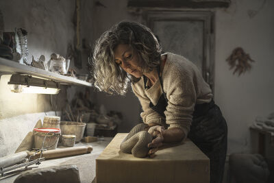 Portrait de la céramiste Claire Lindner dans son atelier