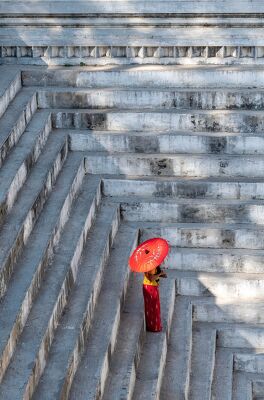 Femme solitaire à la pagode de Maha Sandar Mahi à Amarapura en Birmanie